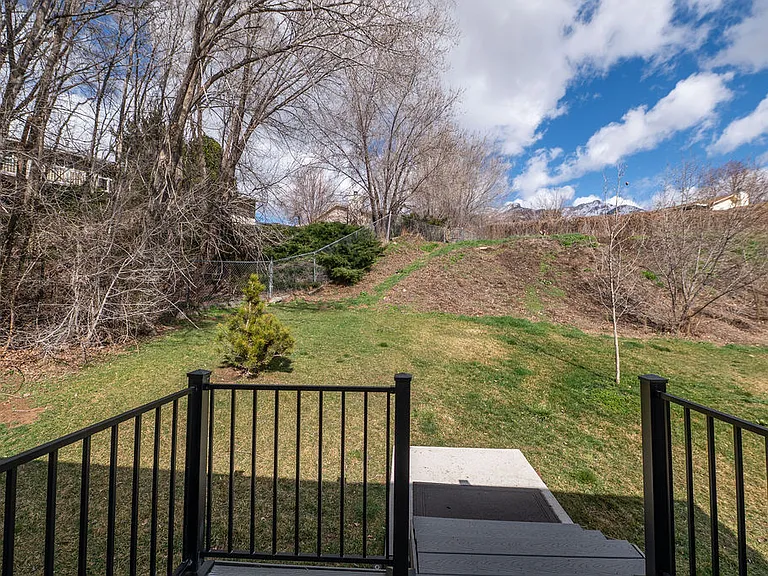 596 Plum Creek Ln — Photo 17