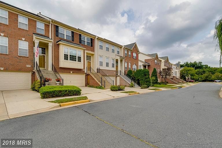Ashburn Village townhome with 2-car garage