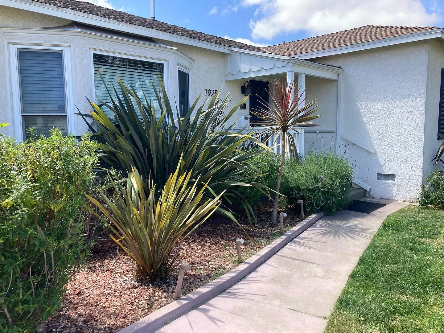 $3,795! Spacious 3-Bedroom, 3-Bathroom Home in Los Angeles! 90047! — Photo 2