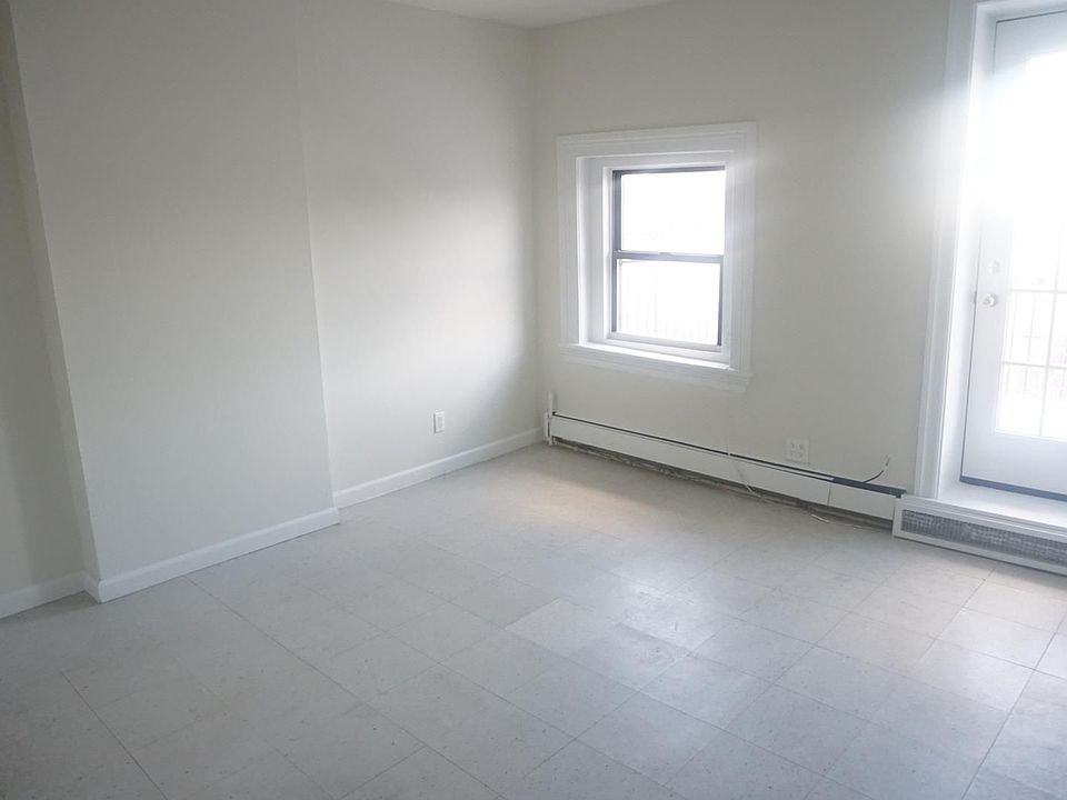 2nd image of 135 Saint James Pl APT 4R