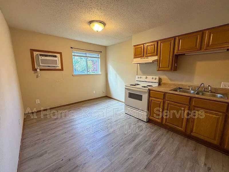 2 bed, 1.0 bath, $930 — Photo 2
