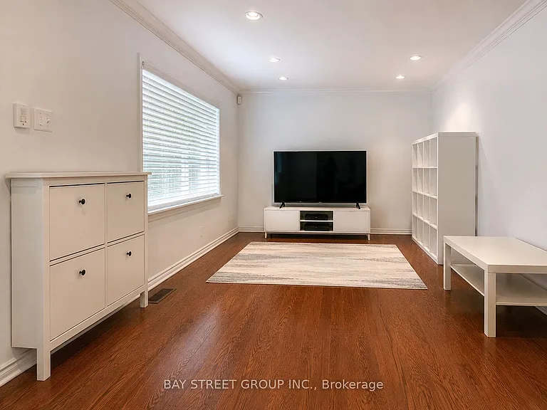 9 Glenborough Park Cres — Photo 2