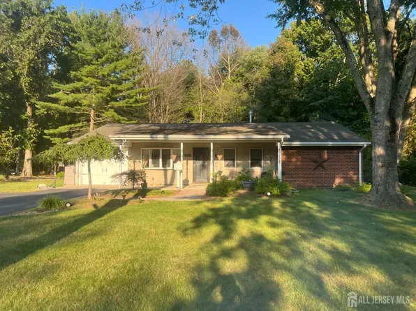 41 Stockton Rd S, Kendall Park, NJ 08824