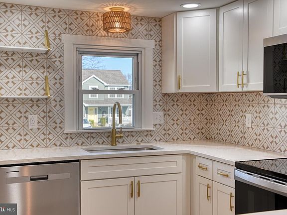 3rd image of 207 N Prospect Hill Dr