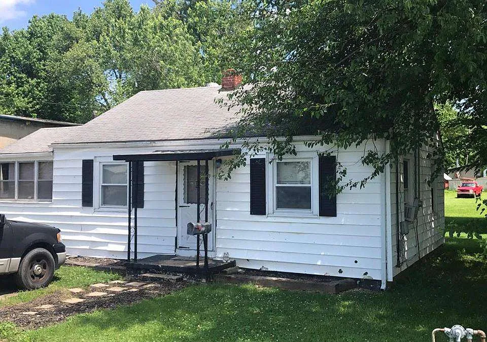 1004 Green Meadows St photo 1