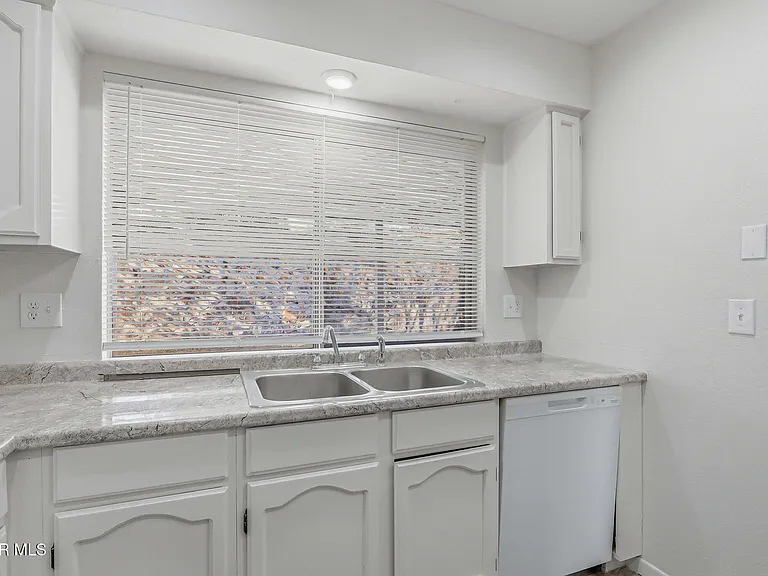 7129 Orizaba Ave — Photo 12