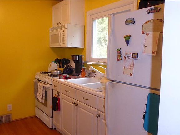 3rd image of 221 Harwood Ave