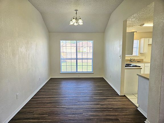 4th image of 2918 Hollow Oak Dr
