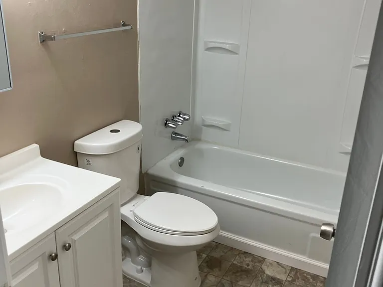 River Pointe Apartments — Photo 13