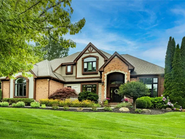 7712 Parkcrest Cir, Clarkston, MI 48348