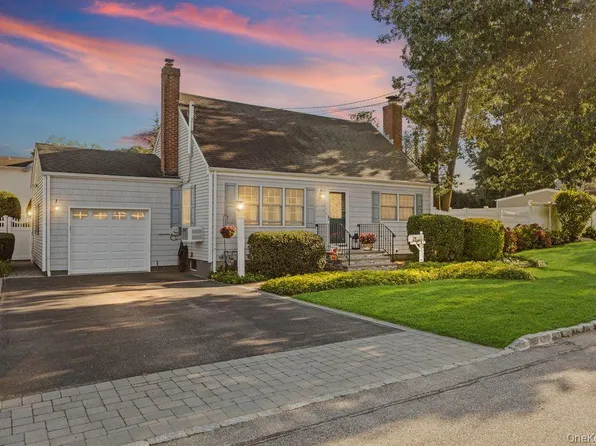 37 Newark Street, Lindenhurst, NY 11757