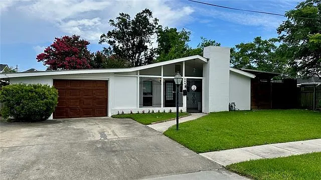 209 Douglas Dr — Photo 1