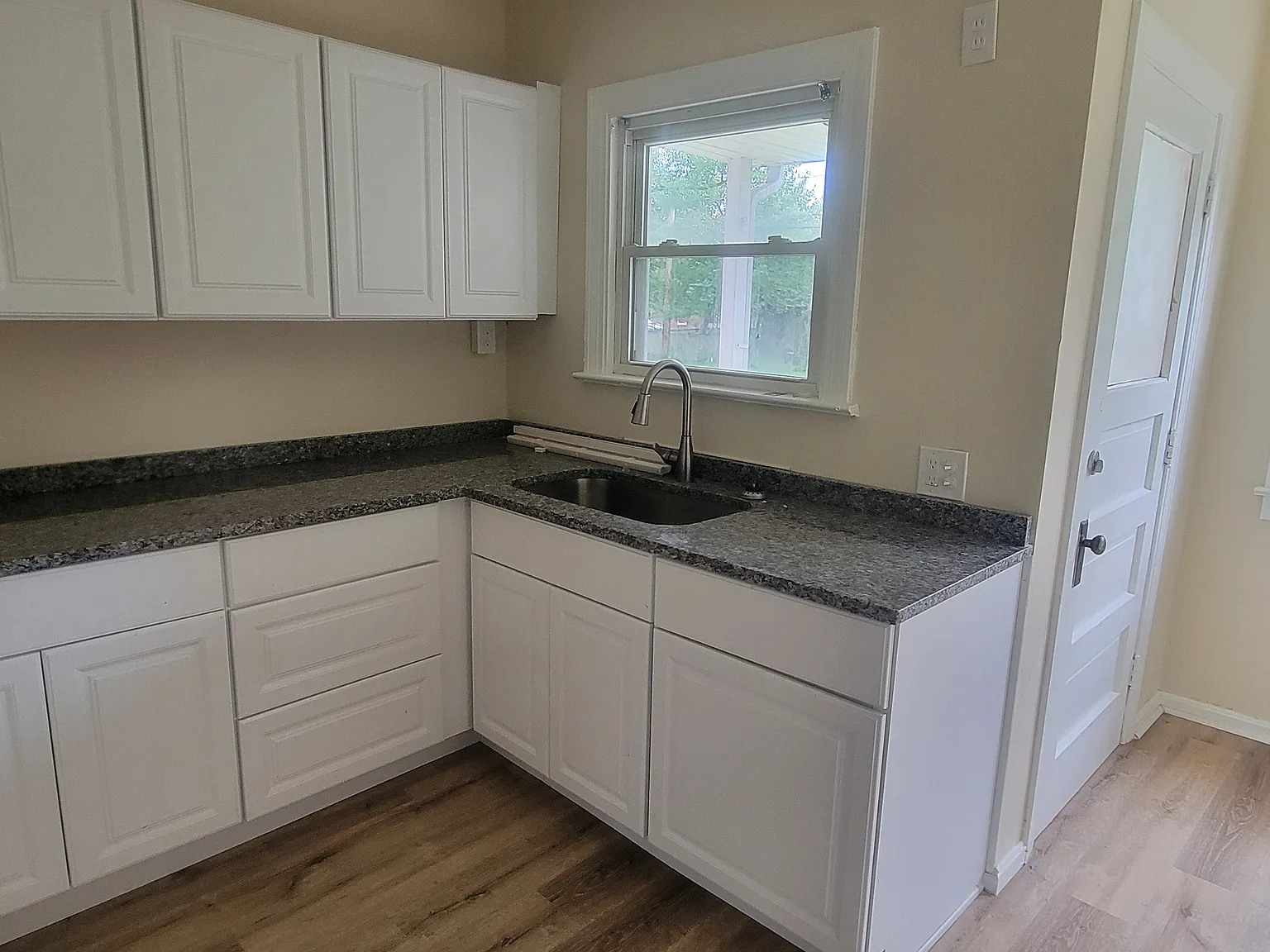 3 bed, 1127 sqft, $1,650 — Photo 3