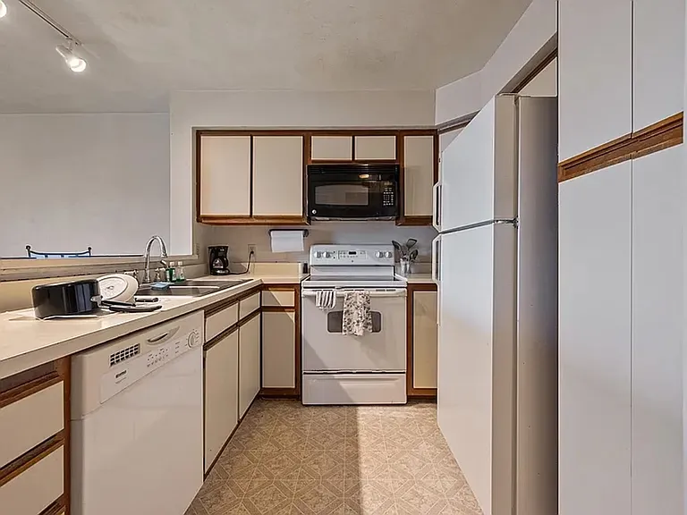 1470 Seneca Dr #F — Photo 6