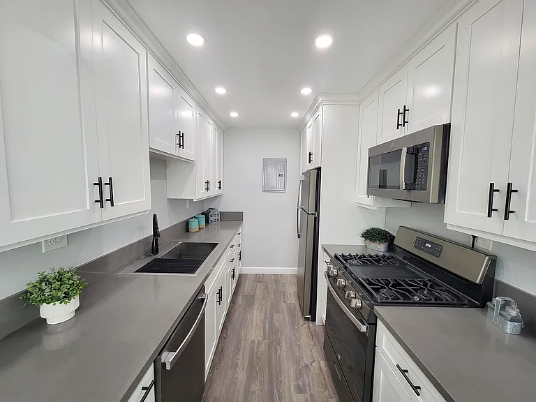 Marquis Apartments — Photo 14