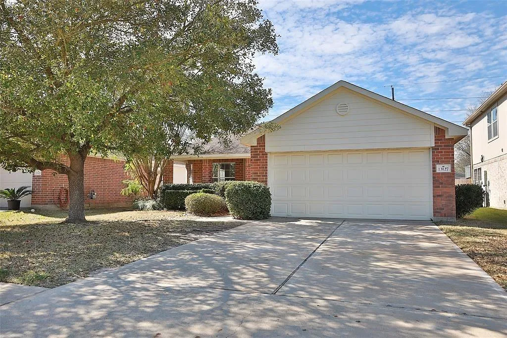 3 bed, 2.0 bath, 1676 sqft, $1,850 — Photo 1