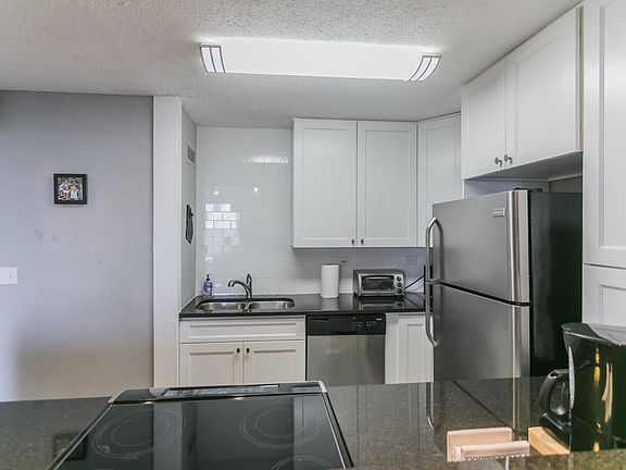 4th image of 300 Peachtree St NE APT 23J