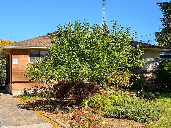 3rd image of 6 Sandringham Ave