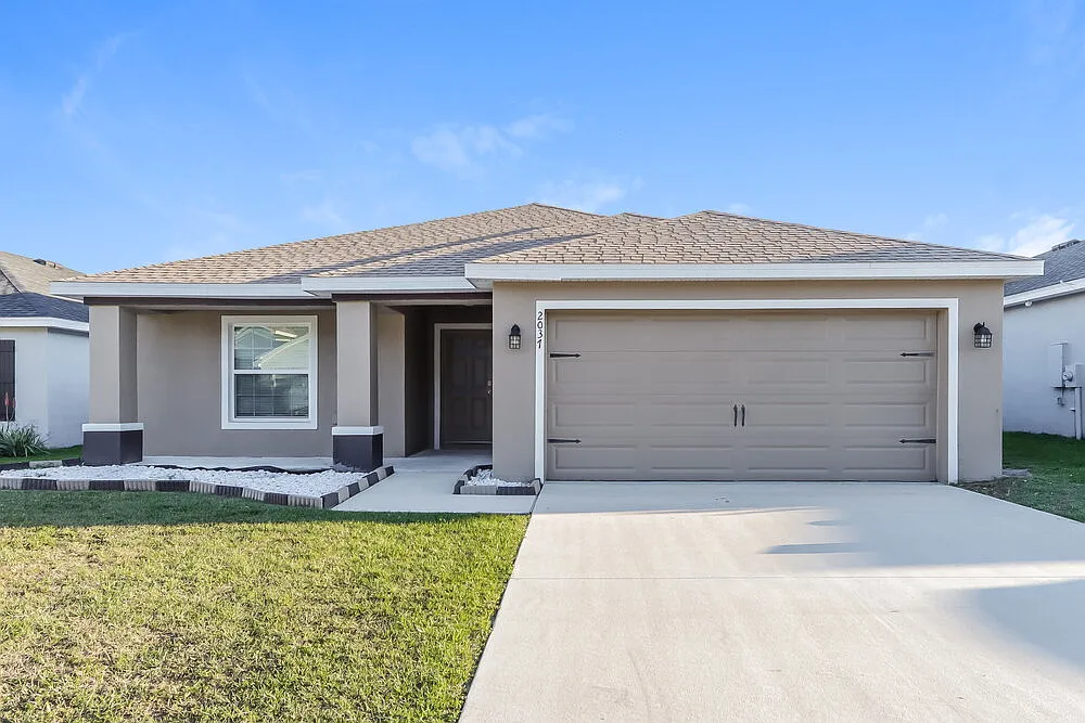 4 bed, 2.0 bath, 1819 sqft, $2,275 — Photo 1