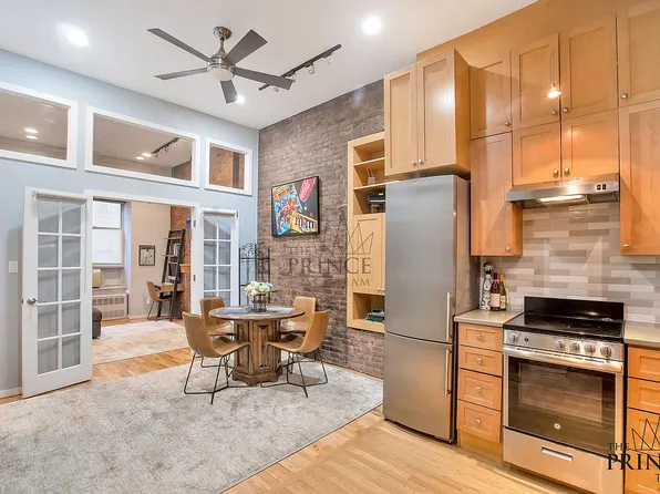 23 E 10th St APT 305, New York, NY 10003