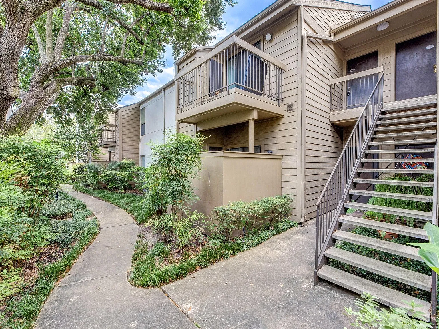 10047 Westpark Dr — Photo 2