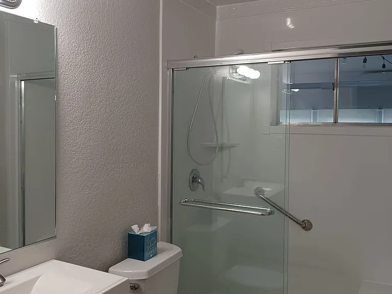 428 Lynn Shores Dr — Photo 8