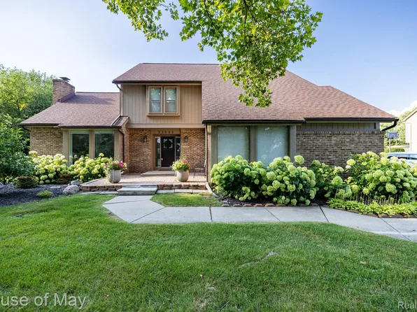 33552 Walnut Ln, Farmington Hills, MI 48331