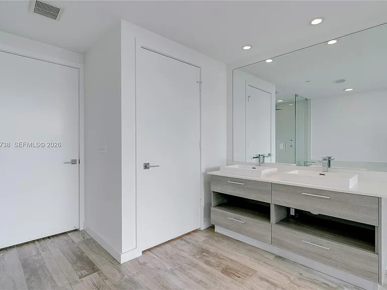 650 NE 32nd St #802 — Photo 11
