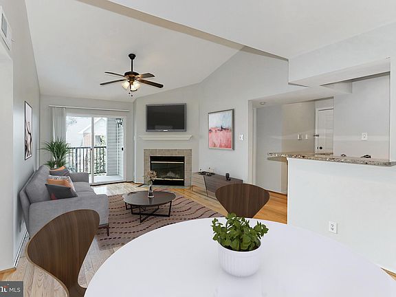 5th image of 3310 Wyndham Cres #315