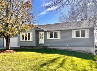 910 Woodland Dr, Carroll, IA 51401