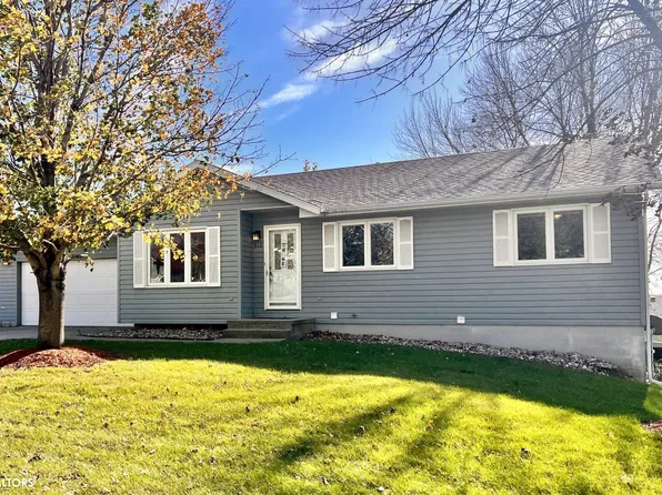 910 Woodland Dr, Carroll, IA 51401