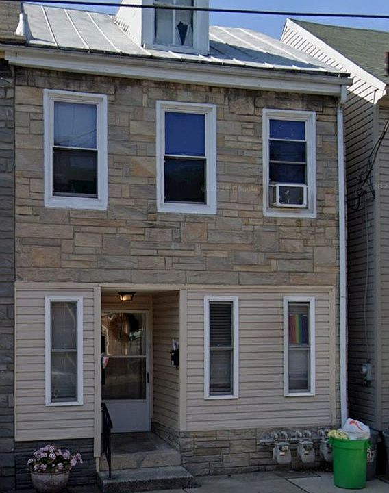 1st image of 125 E King St #2R