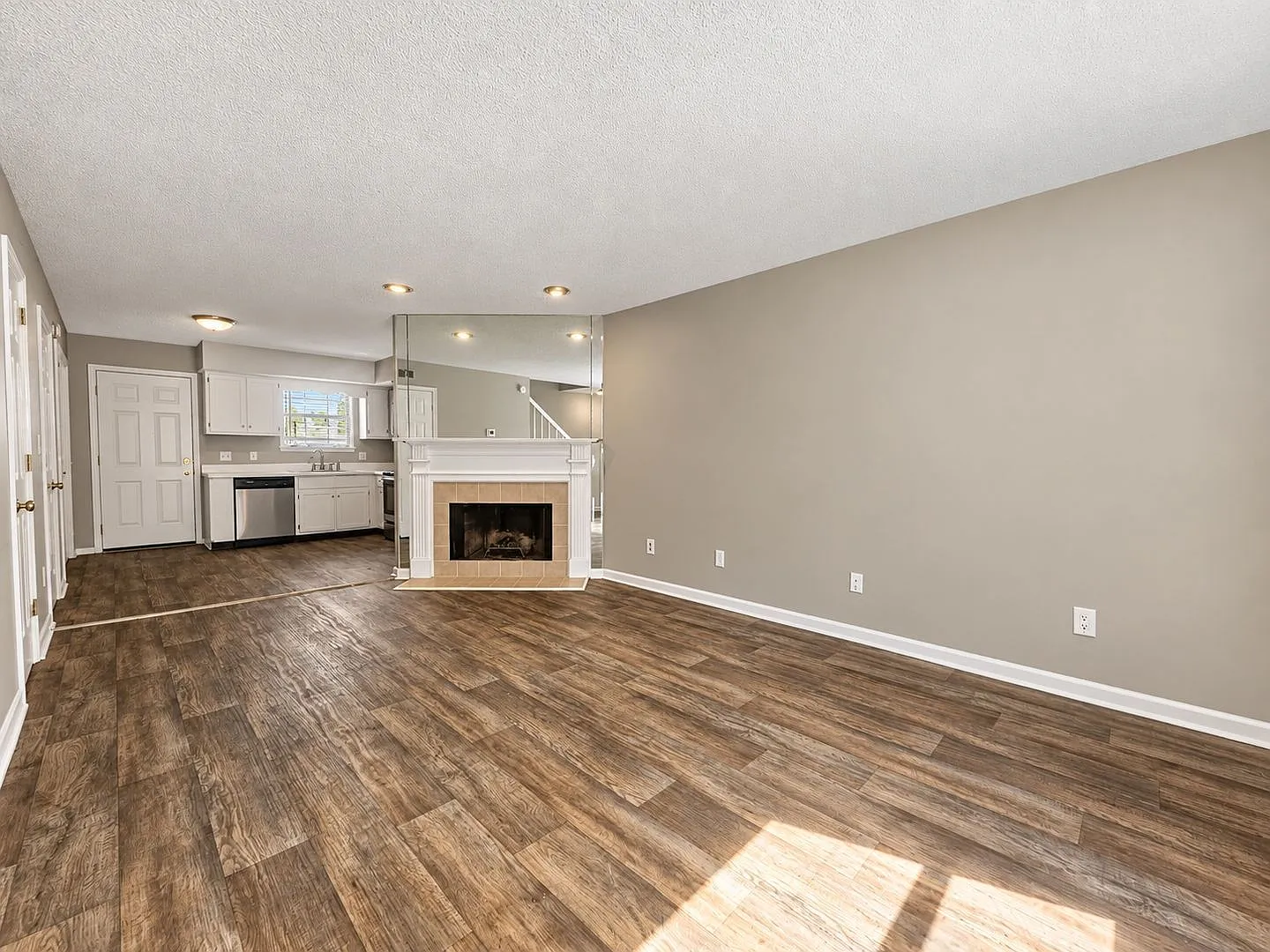 2 bed, 1.5 bath, $1,195 — Photo 2