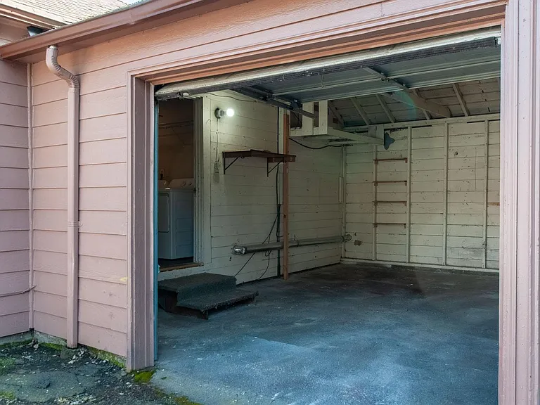 618 Martin Way — Photo 3