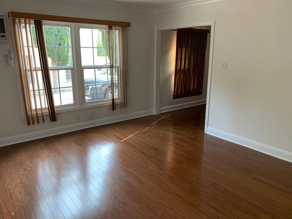 2nd image of 1021 N Doheny Dr APT 14