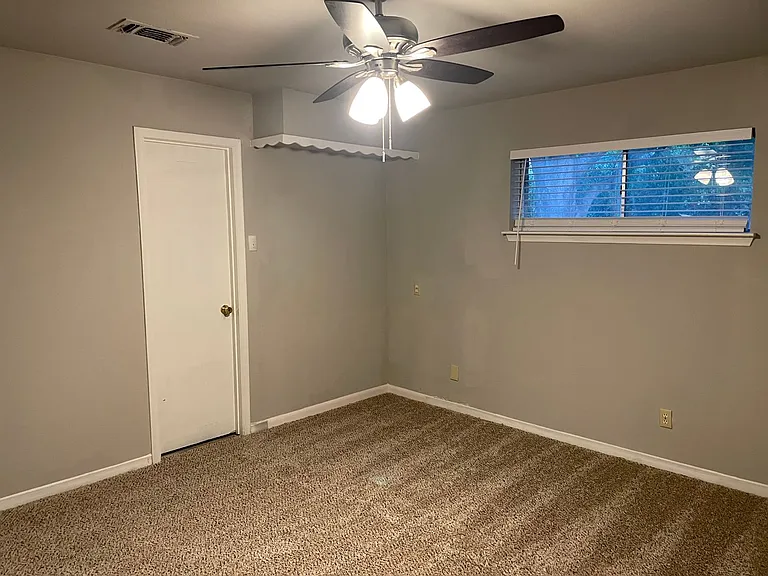 930-932 Lindy Ct — Photo 11