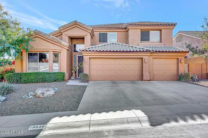 4 bed, 2.5 bath, 3111 sqft, $4,000 — Photo 2