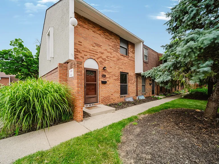 1906 Willoway Cir S — Photo 1
