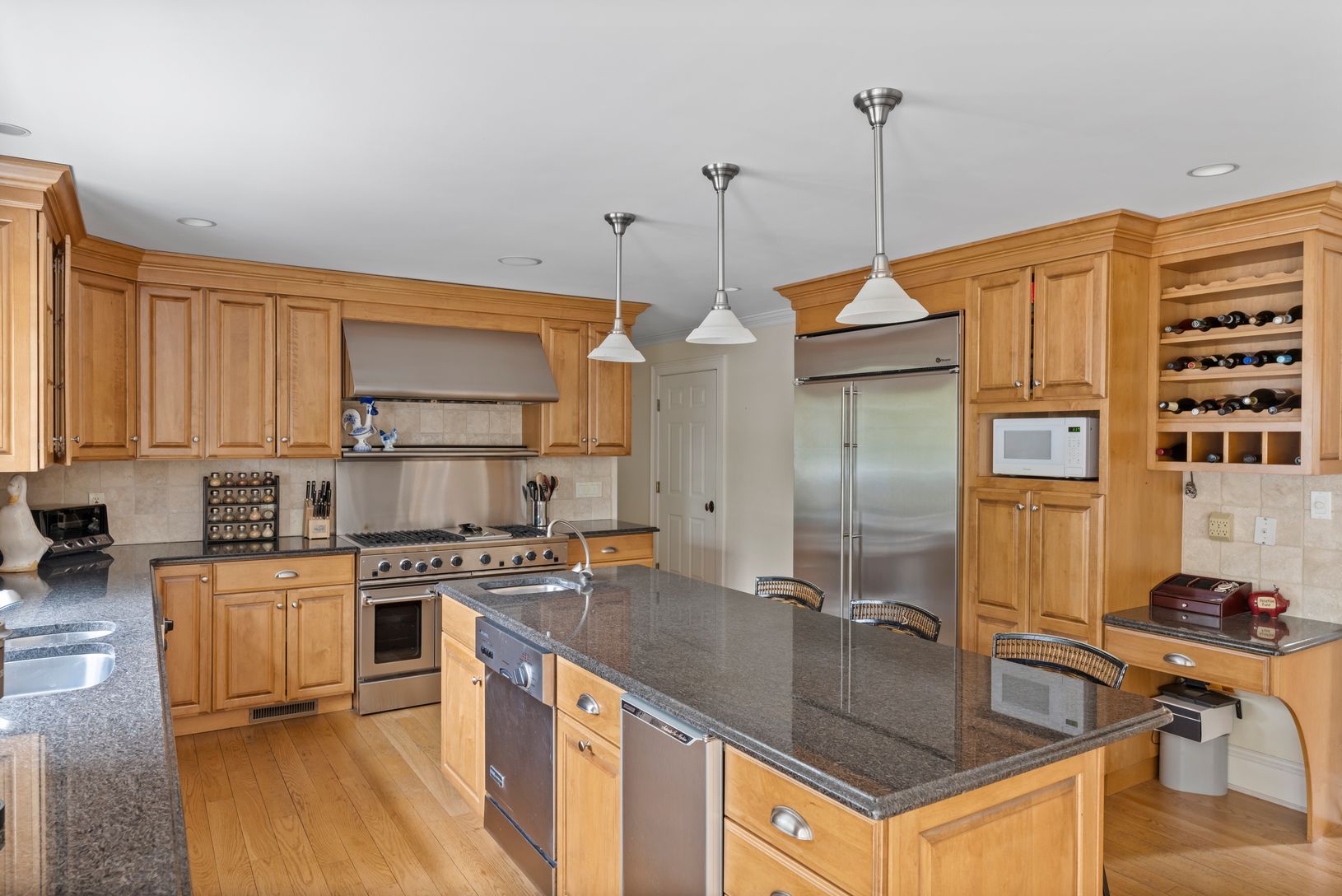  Chef's Kitchen with Granite Island, Oversized Fridge, Ice Maker 