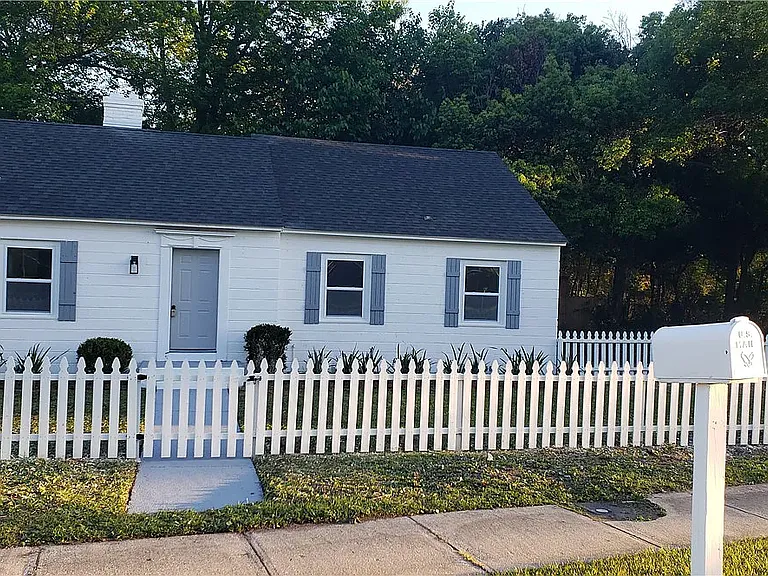 1690 Townsend St — Photo 2