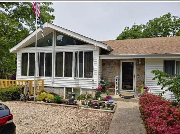 37 Knollcrest Ave, Farmingville, NY 11738