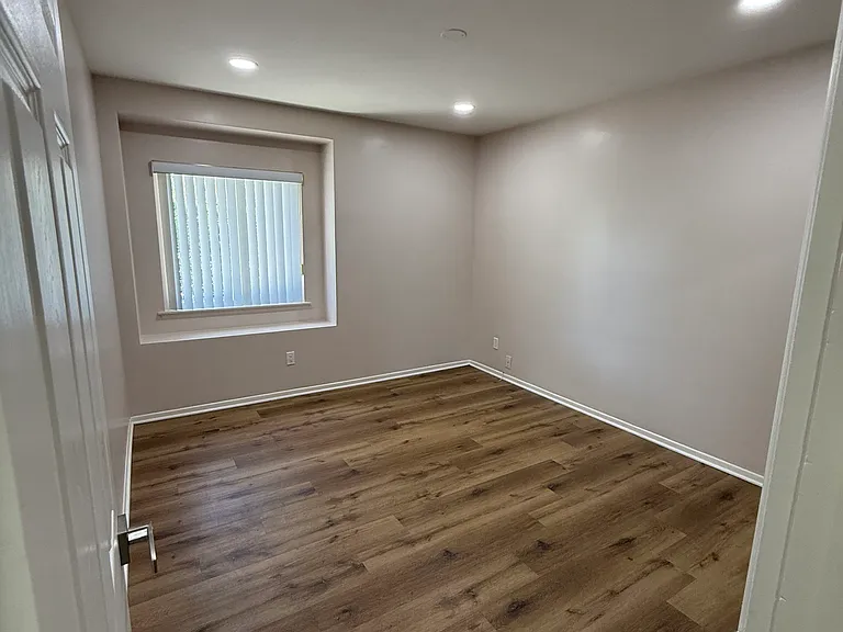 22861 Saticoy St — Photo 8