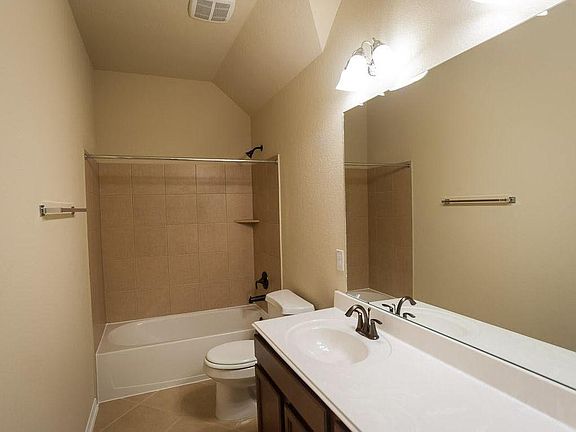 Upstairs full-bathroom