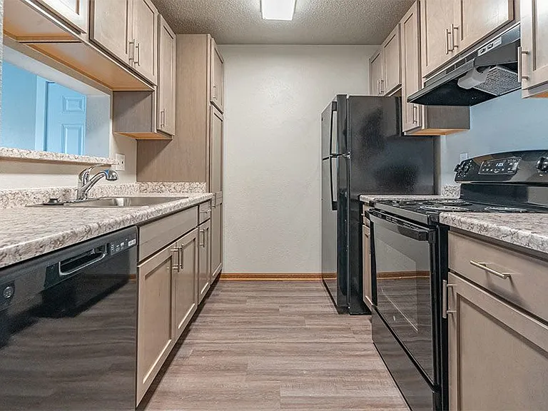 ASPEN BLUFF APARTMENTS — Photo 5