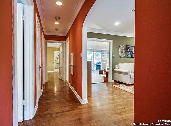 4th image of 222 E Elmview Pl