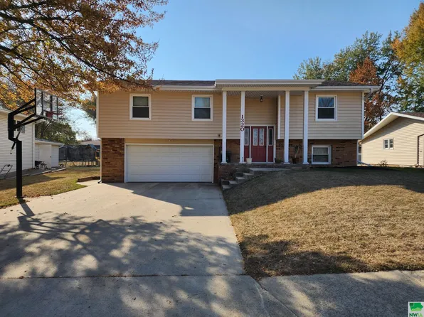 1320 E 6th St, Sheldon, IA 51201