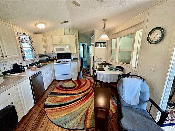2nd image of 958 Savanna Dr #958