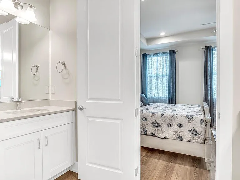 12976 Pembroke Dr — Photo 32