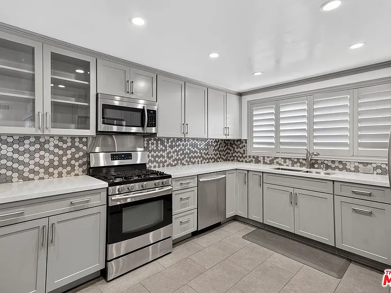 1301 N Flores St #4 — Photo 13