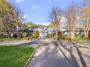 1 Coachmans Ct, Old Westbury, NY 11568